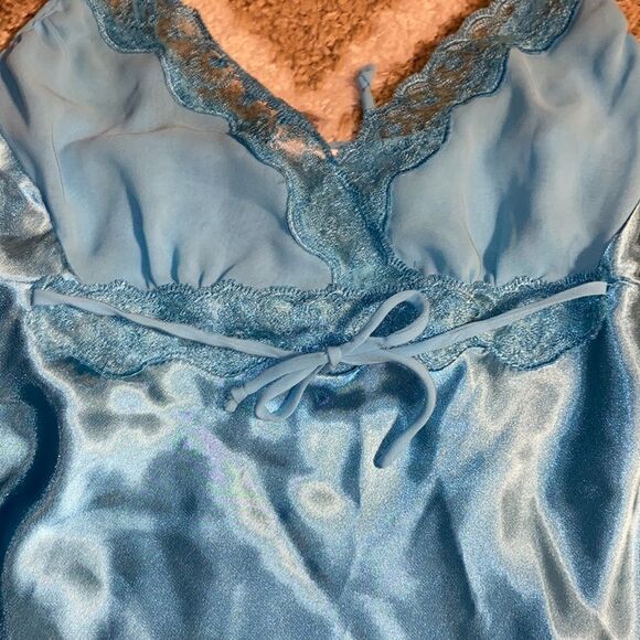 Delicates Silky and Laced Nightgown and Robe Bundle - Picture 8 of 9